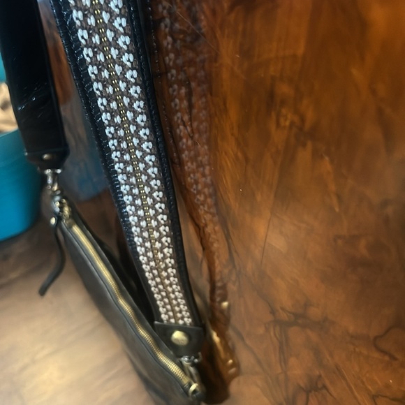 Hobo Leather crossbody bag. - Picture 6 of 7